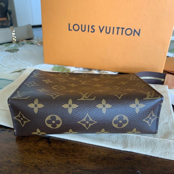 Toiletries 19 W/ Crossbody Conversion Insert - Picture 9 of 15